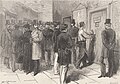 Zwart-wit tekening van een groep politieagenten die wachten op een slotenmaker om een ​​slot te openen.  In de gang geeft een man in pak zijn arm aan een jezuïet in kerkelijke kledij.