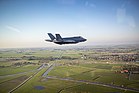 Die erste F-35 der Niederländischen Luftstreitkräfte über Friesland kurz vor ihrer Ankunft auf dem Militärflugplatz Leeuwarden. (Bild vom 31. Oktober 2019) KW 46 (ab 10. November 2019)