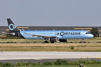 This La Compagnie A321neo has both 2 of the 4 overwing exits and doors R3/L3 plugged (seating: 76, maximum: 165).