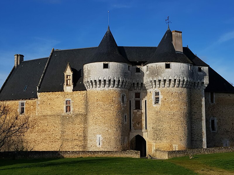 File:Façade Est du site central du château de Chambonneau.jpg