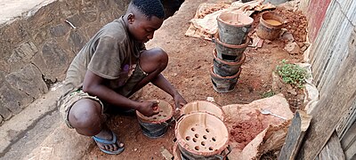 Fabrication de pots.jpg Photographer: Ntahonsigaye