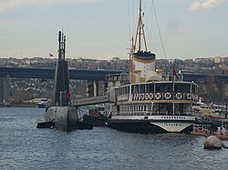 Ponorka Uluçalireis a trajekt Fenerbahçe (Muzeum Rahmi M.Koçe v Istanbulu)
