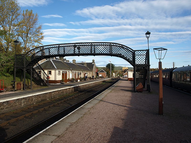 File:Footbridge at Boat of Garten railway station - geograph.org.uk - 3201549.jpg