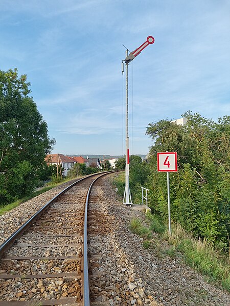 File:Formsignal Kamptalbahn Einfahrt Bahnhof Horn 2022.jpg