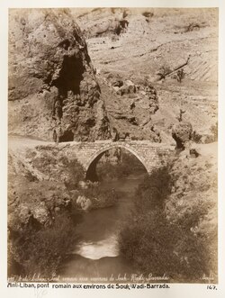 Jembatan romawi oleh Souq Wadi Barada, oleh Felix Bonfils