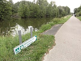 The cycleway alongside the Somme canal in Fouilloy