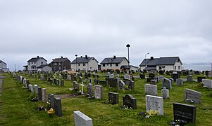 Friedhof an der Kirche von Honningsvag.jpg