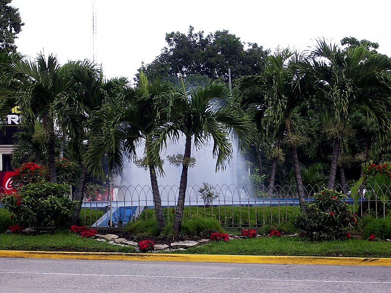 File:Fuente San Pedro Sula.jpg