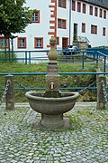 GTH Ohrdruf Michaelisbrunnen und Schloss.jpg