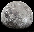 Image de Ganymède en couleurs réhaussées. On peut y voir des calottes polaires, des terrains brillants rainurés, des zones plus sombres et plus vieilles, ainsi que des cratères.