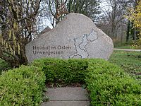 奧伊廷的石碑，上面寫著「家園從未被遺忘」（Heimat Unvergessen）