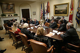 George W Bush rencontre en 2006 des supporters de sa politique dans la Roosevelt Room.
