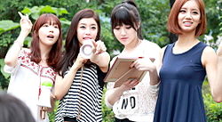 Balról jobbra: Minah (Mina),Sojin (Szodzsin),Yura (Jura),Hyeri (Hjeri)