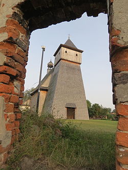Gliwice, kościół św. Jerzego, widok przez bramę zachodnią.JPG