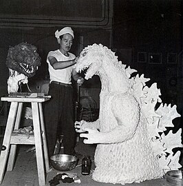 Toshimitsu travaillant sur le costume de Godzilla.