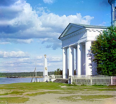 Памятник Петру I, справа — фрагмент церкви Петра и Павла, 1916 год