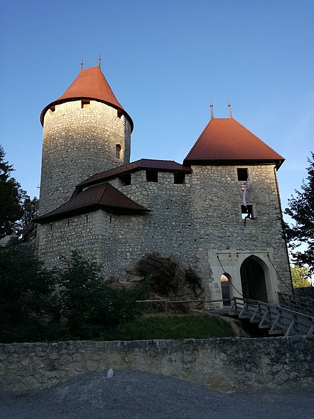 File:Grad Žovnek 01.jpg