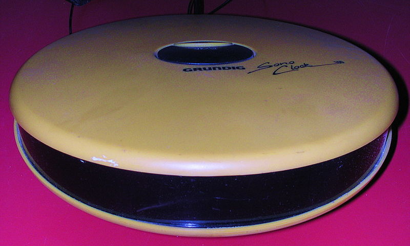 File:Grundig Sonoclock 100 gelb v.jpg