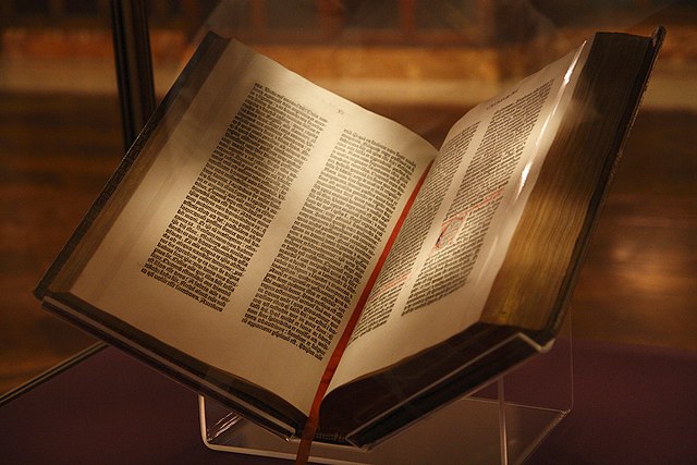 أول طبعة للكتاب المقدس، طبعها يوهان غوتنبرغ، وله أهمية كبيرة في بدء ثورة وعصر الطباعة