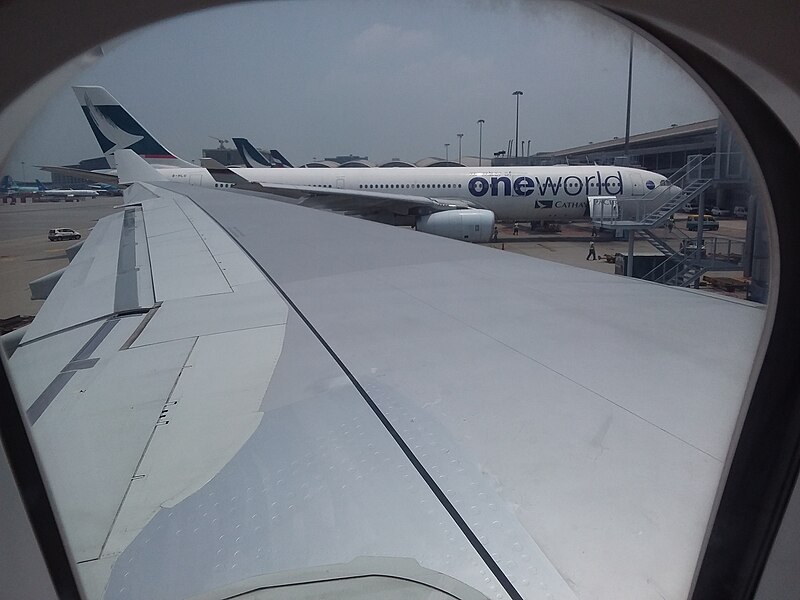 File:HK 赤鱲角 Chek Lap Kok 香港國際機場 Hong Kong Int'l Airport Terminal T1 Cathay Pacific 客機 boarding airplane inside August 2019 SSG 20.jpg