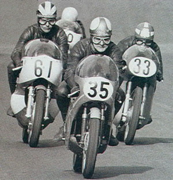 Hailwood 35 leading from the start of a 250 race at Cadwell Park with Phil Read on Yamaha number 61 closely followed by Rod Gould Bultaco 33, around 1