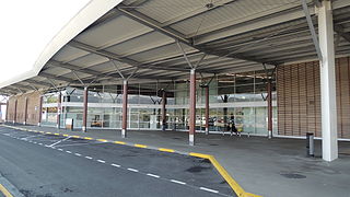 Parvis d'entrée de la nouvelle aérogare inaugurée en 2013.