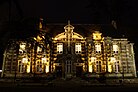 Harfleur - Południowa fasada ratusza nocą.jpg