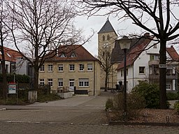 Havixbeck, sculptuur van der Steinhauer met die Katholische Pfarrkirche Sankt Dionysius Dm1 op de achtergrond foto9 2016 04 03 11.24