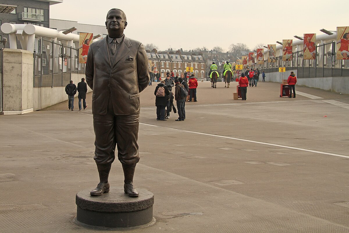 File:Herbert Chapman Statue.jpg - Wikimedia Commons