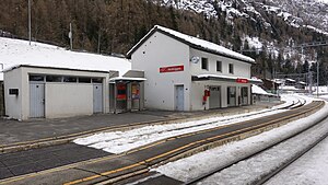 Zweistöckiges Gebäude mit Satteldach; Schnee ist auf die Plattformen gefallen