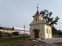 Náves v Hostišové-Horňáku s kaplí