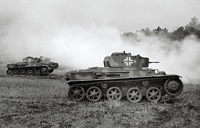 File:Hungary Toldi Tanks in WW2.jpg