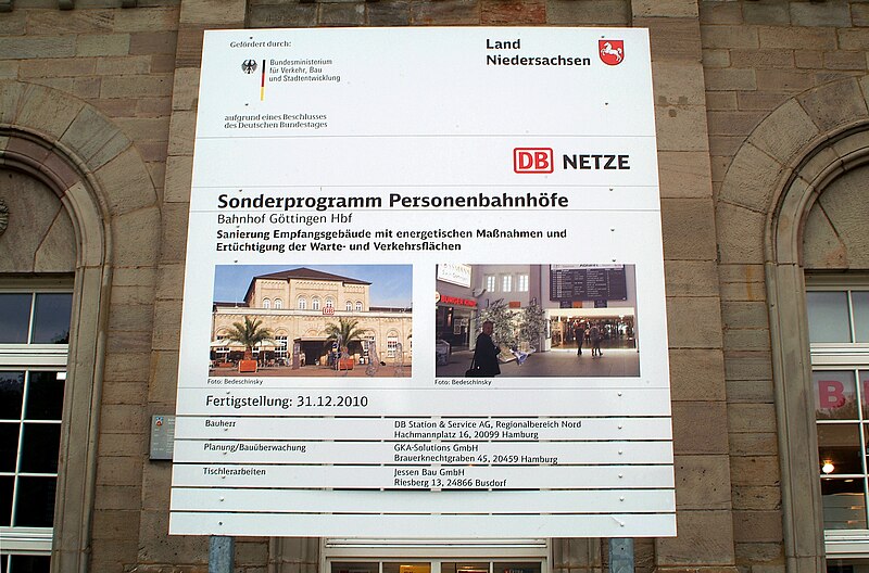 File:Info-Tafel Land Niedersachsen DB Netze Sonderprogramm Personenbahnhöfe Bahnhof Göttingen Hbf Sanierung Empfangsgebäude.jpg