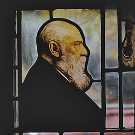 Interieur, kerkvoogdijkamer, portret van ir. J.L. Schouten in glas - Gouda - 20358164 - RCE.jpg
