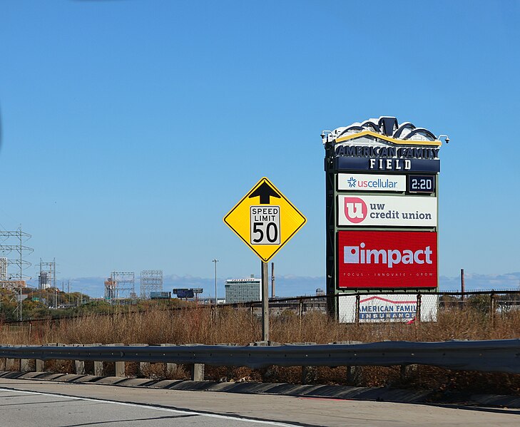 File:Interstate 94 East in Milwaukee County (October 2023) 40.jpg