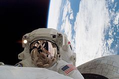 STS-123: Линнехан в открытом космосе.