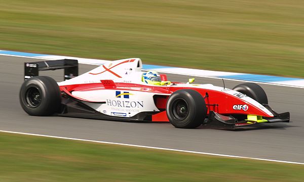 Walker driving for Fortec Motorsport at the Donington Park round of the 2007 World Series by Renault season.