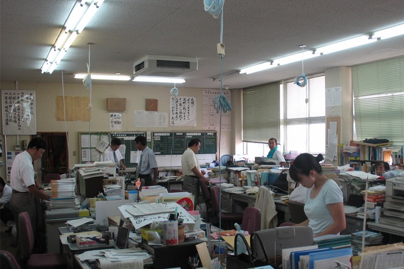 File:Japanese-Teacher's-Room.jpg