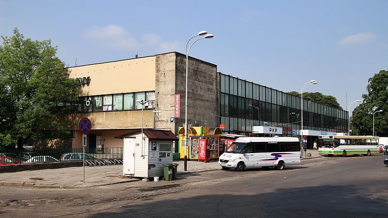 File:Jarosław train station (9115838381).jpg