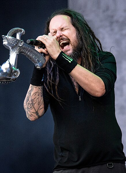Davis performing with Korn in 2016