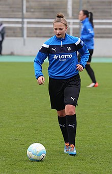 Julia Matuschewski beim Aufwaermen BL FCB gg. 1. FFC Frankfurt Muenchen-1.jpg