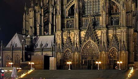 Kölner Dom Nordseite und Bahnhofsvorplatz bei Nacht (8117 19) (cropped)