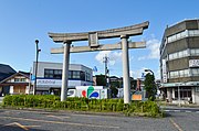 駅前にあった能褒野神社一の鳥居（2017年9月撮影。駅前再開発のため、2022年3月に解体）