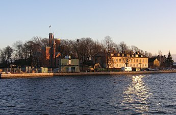 Hantverksboställets fönster speglar sig i Saltsjön, vy från Skeppsholmen.