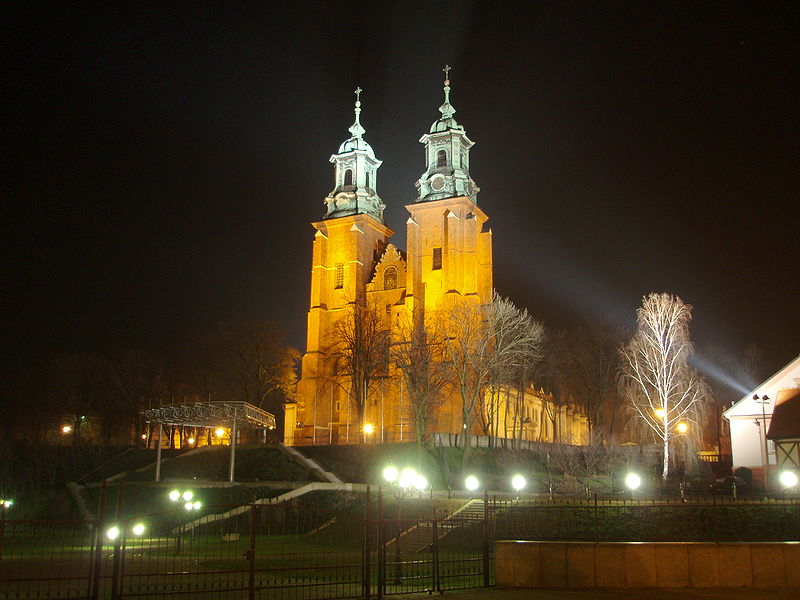 File:Katedra Gniezno.JPG