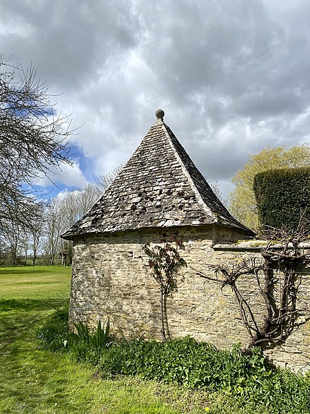 File:Kelmscott Manor, April 2022 27.jpg