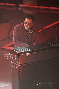 Kero One performing circa 2009. Kero one on fender rhodes.jpg