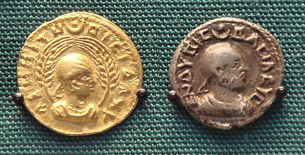 Coins of king Endybis, AD 227–235. British Museum. The left one reads in Greek "ΑΞΩΜΙΤΩ ΒΑϹΙΛΕΥϹ", "King of Axum". The right one reads in Greek: "ΕΝΔΥ