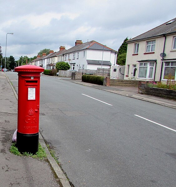 File:King George V pillarbox, Claremont Avenue, Rumney, Cardiff - geograph.org.uk - 5450372.jpg