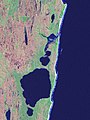 Satelitska snimka zaljeva Khosi s najvećim jezerom Nhlange. Sjeverni rt je granica s Mozambikom.